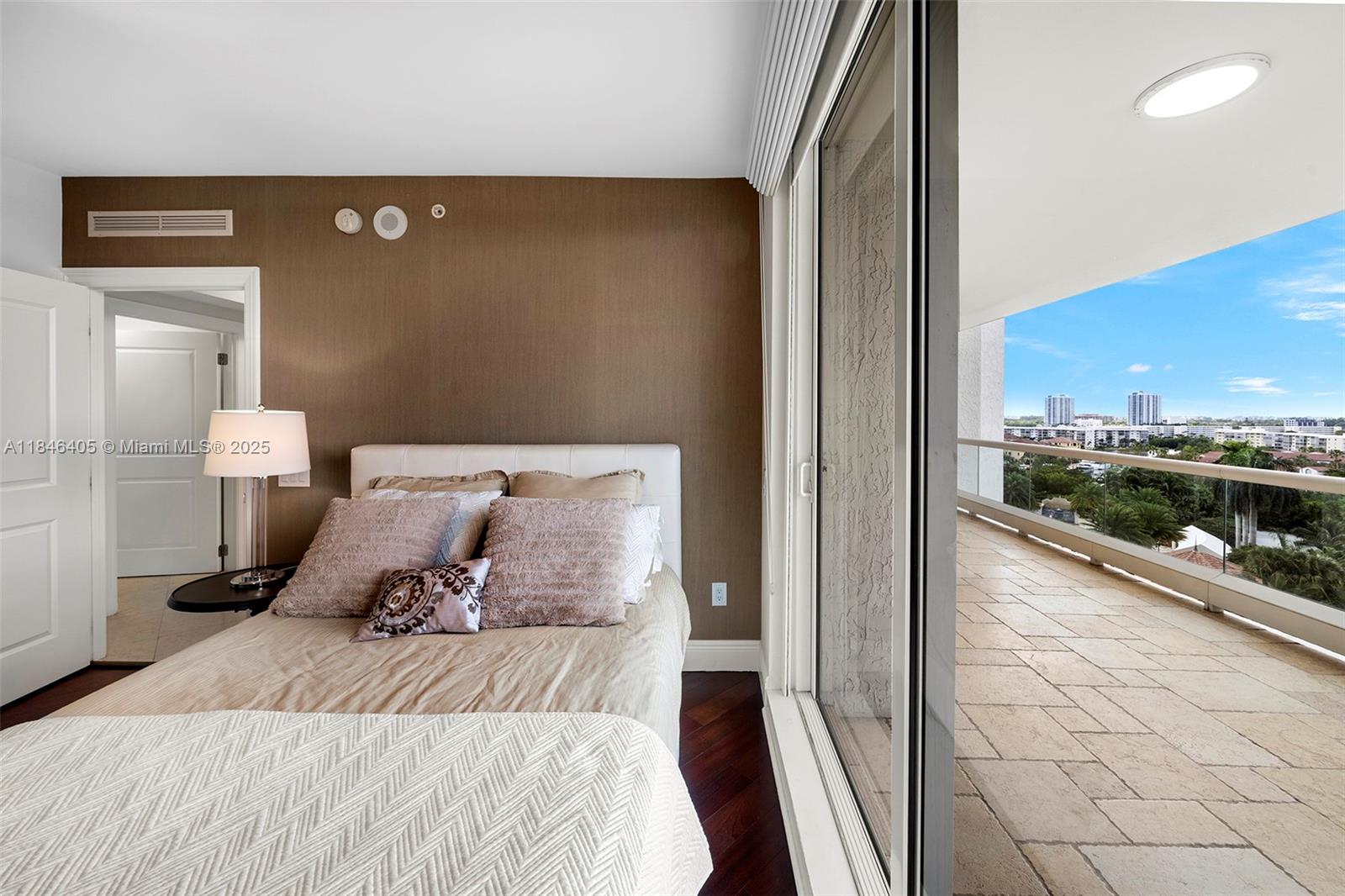 Ver detalles 1007 3 / 4 2840 sq. ft. $ 2025-07-24 0 foto