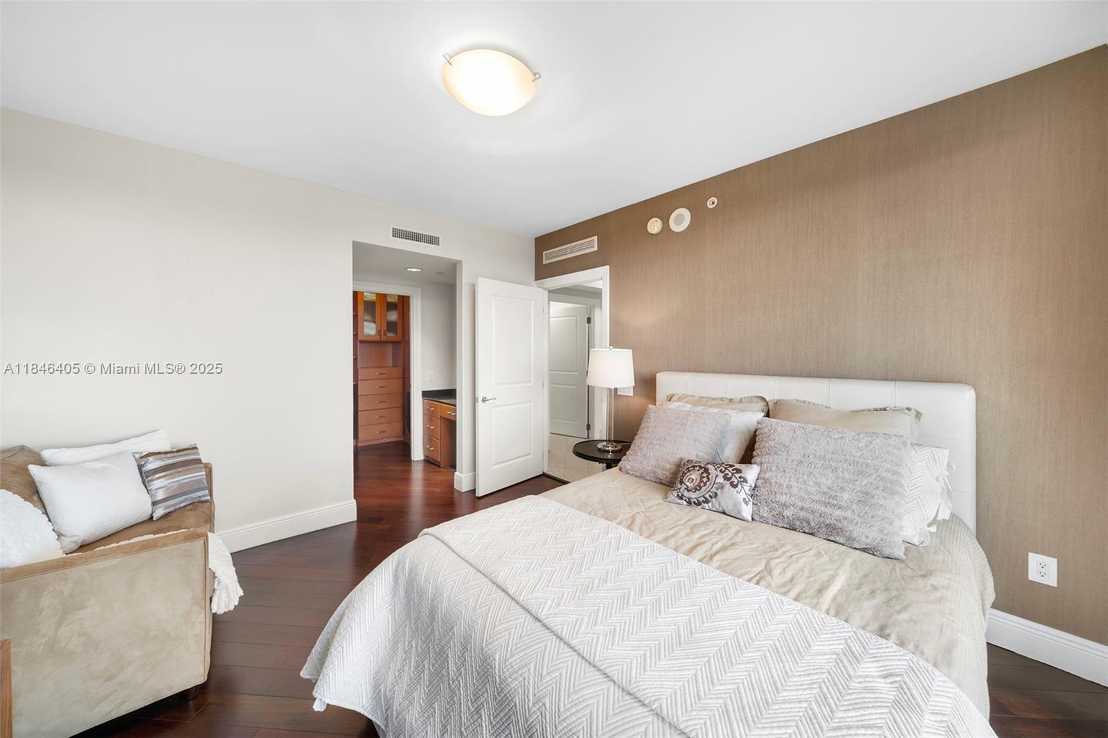Ver detalles 1007 3 / 4 2840 sq. ft. $ 2025-07-24 0 foto