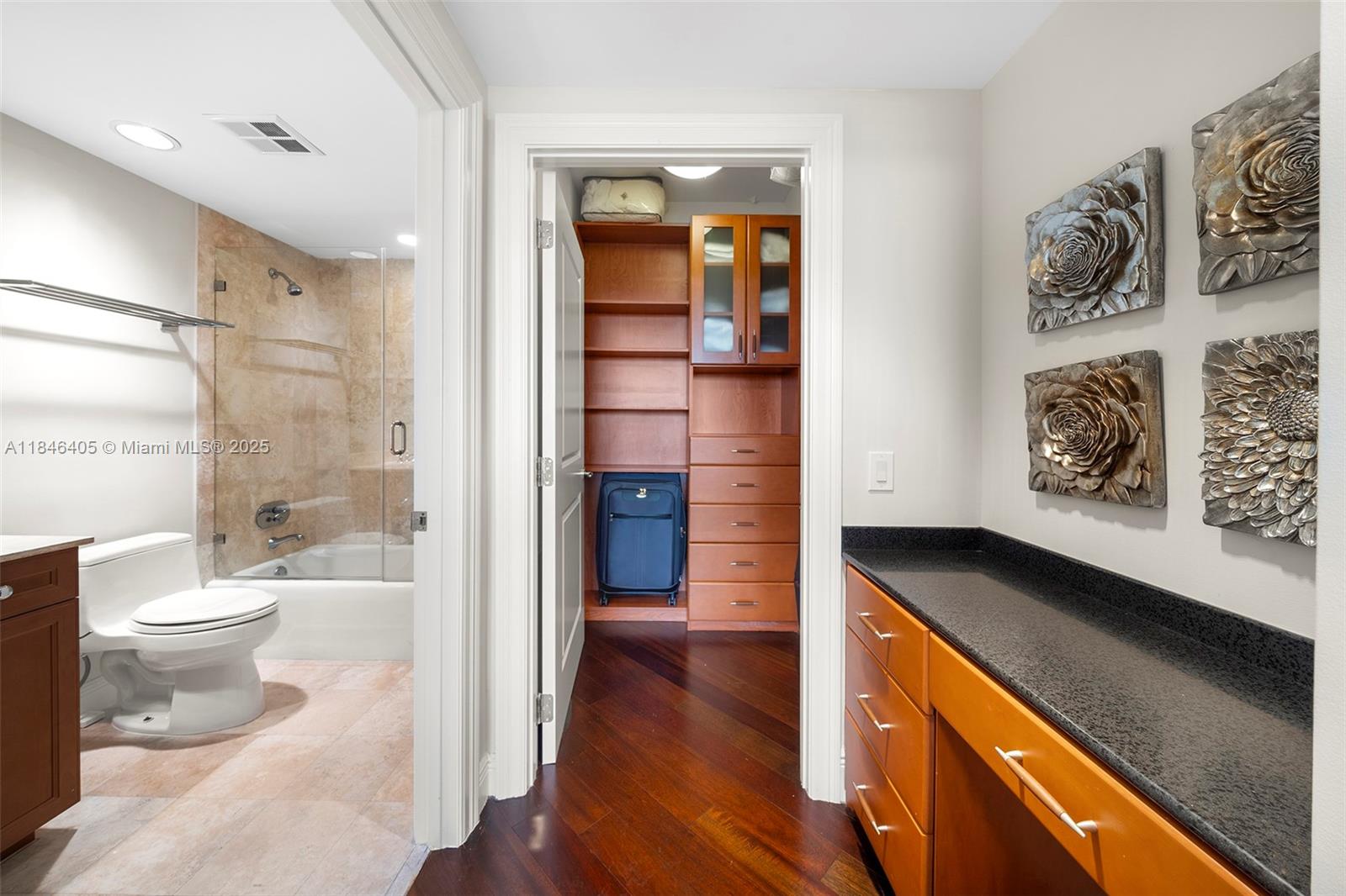 Ver detalles 1007 3 / 4 2840 sq. ft. $ 2025-07-24 0 foto