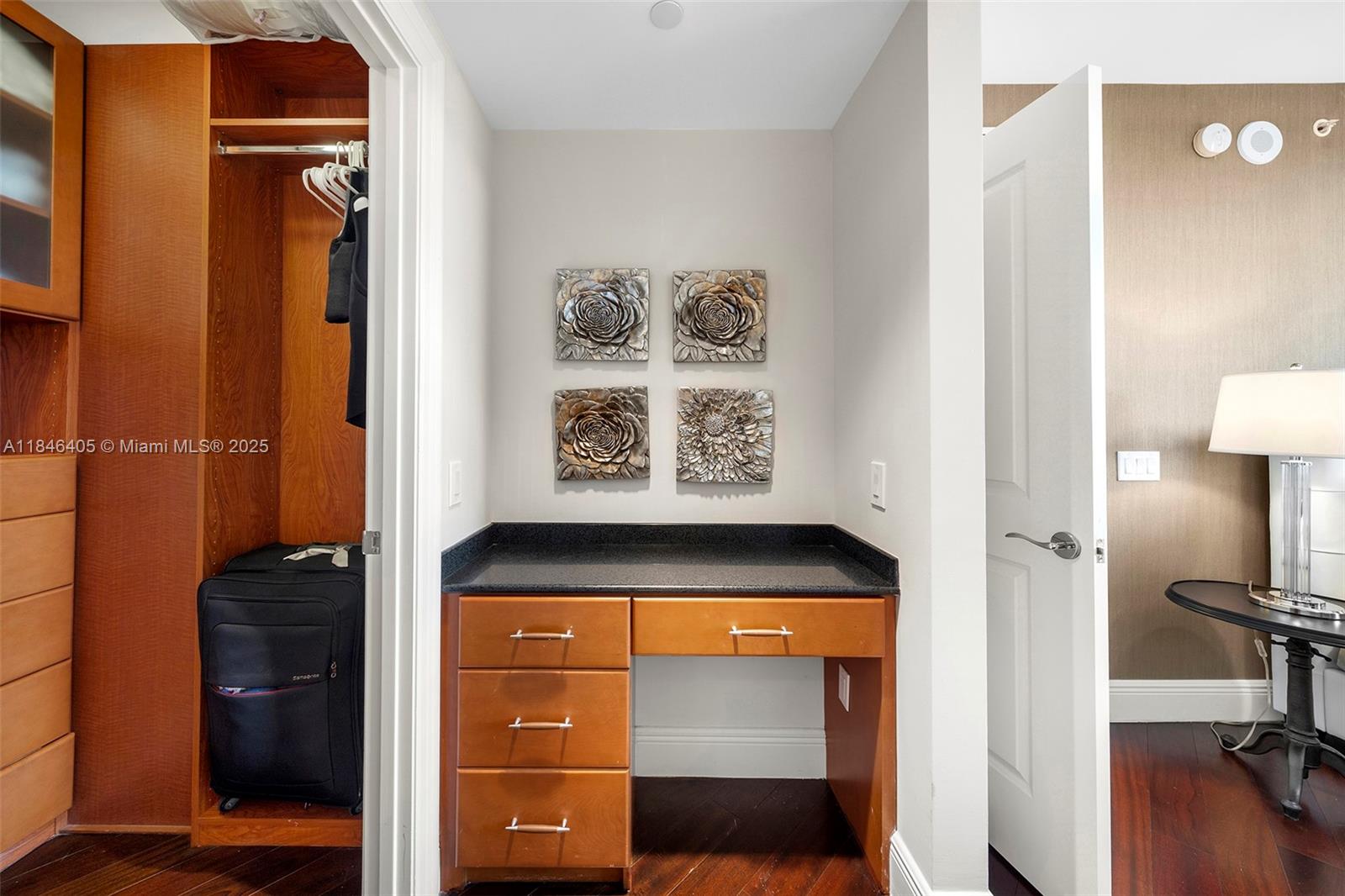 Ver detalles 1007 3 / 4 2840 sq. ft. $ 2025-07-24 0 foto