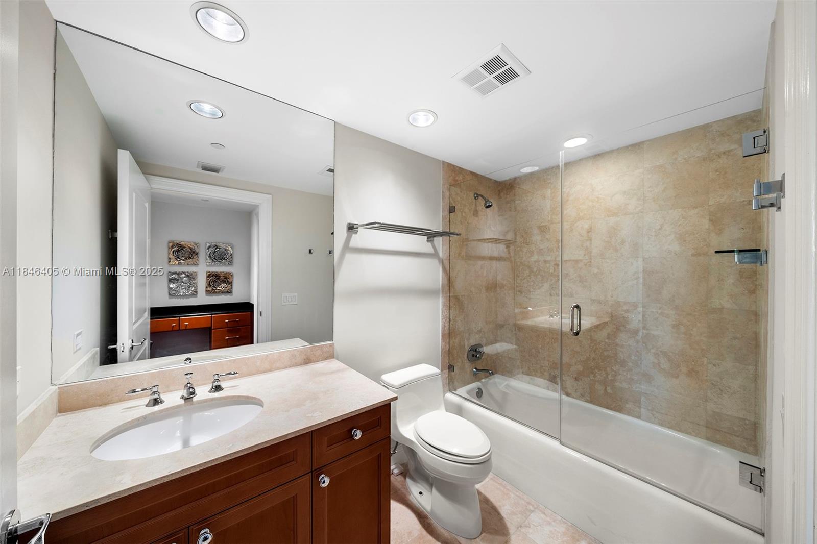 Ver detalles 1007 3 / 4 2840 sq. ft. $ 2025-07-24 0 foto