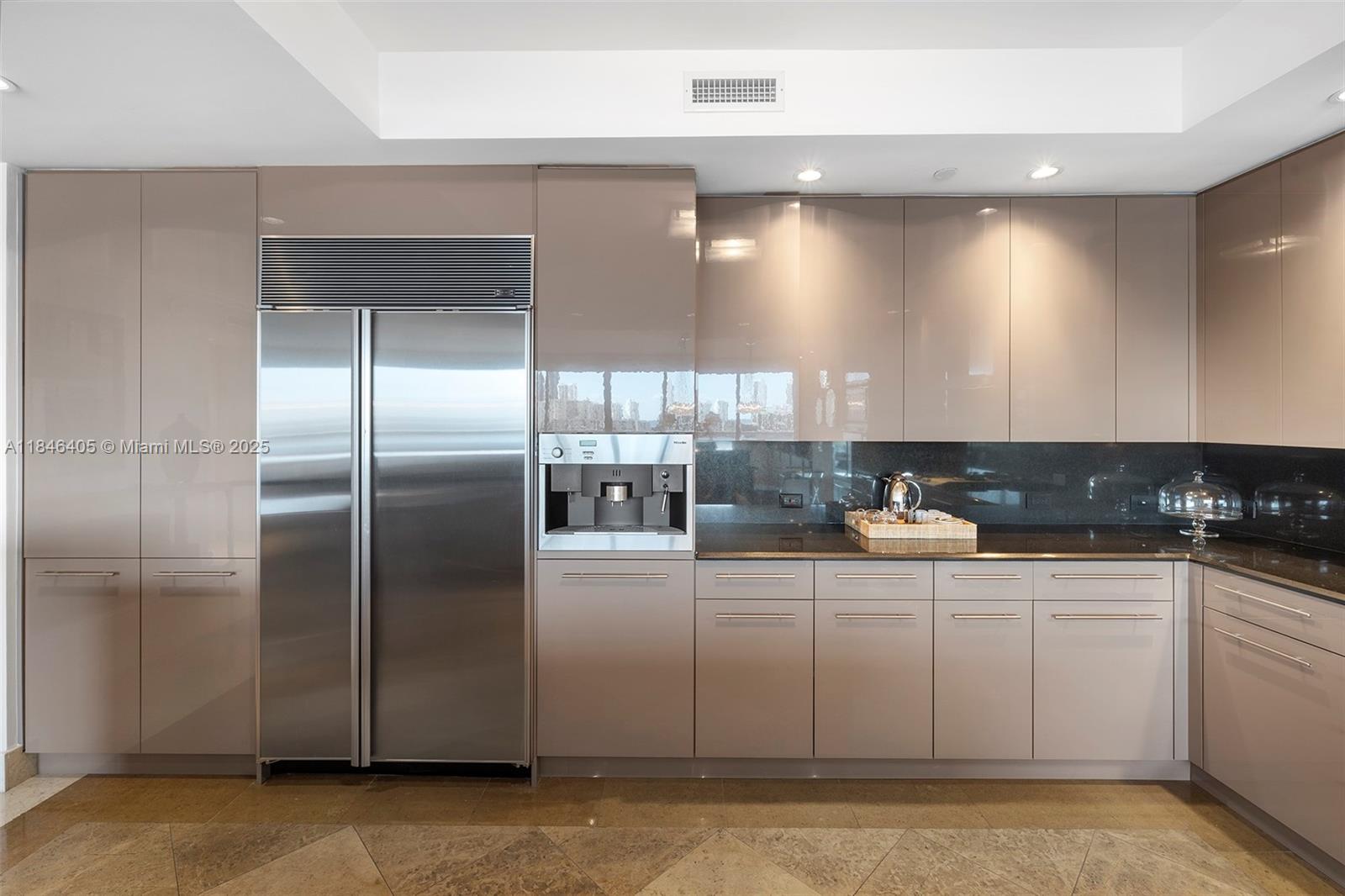 Ver detalles 1007 3 / 4 2840 sq. ft. $ 2025-07-24 0 foto