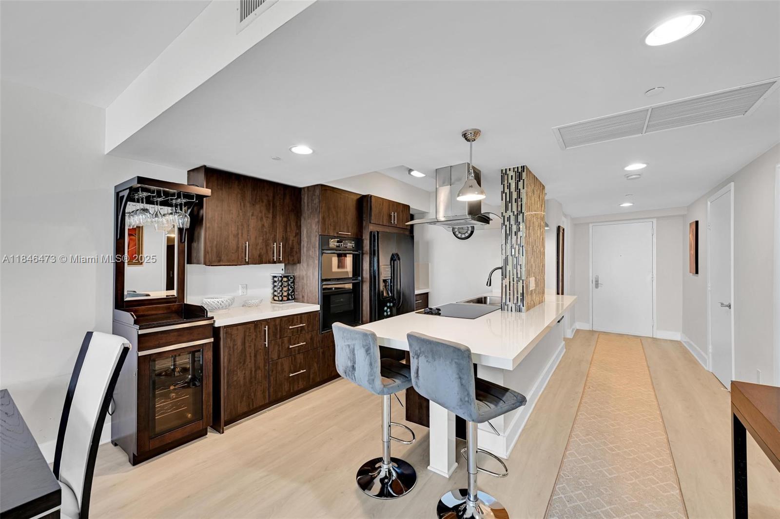 Ver detalles 1907 3 / 3 1571 sq. ft. $ 2025-07-24 0 foto
