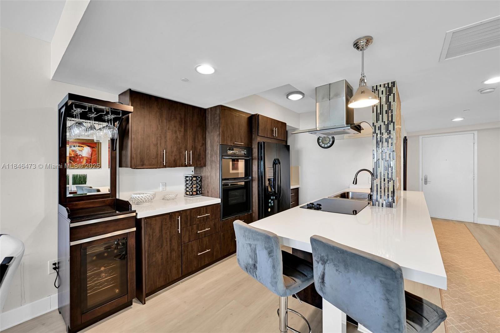 Ver detalles 1907 3 / 3 1571 sq. ft. $ 2025-07-24 0 foto