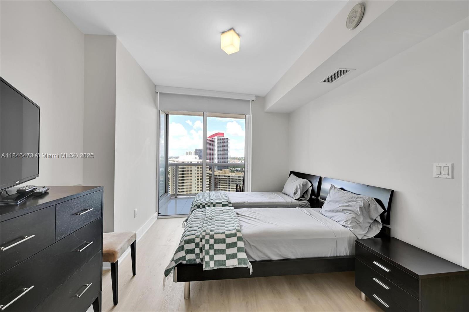 Ver detalles 1907 3 / 3 1571 sq. ft. $ 2025-07-24 0 foto