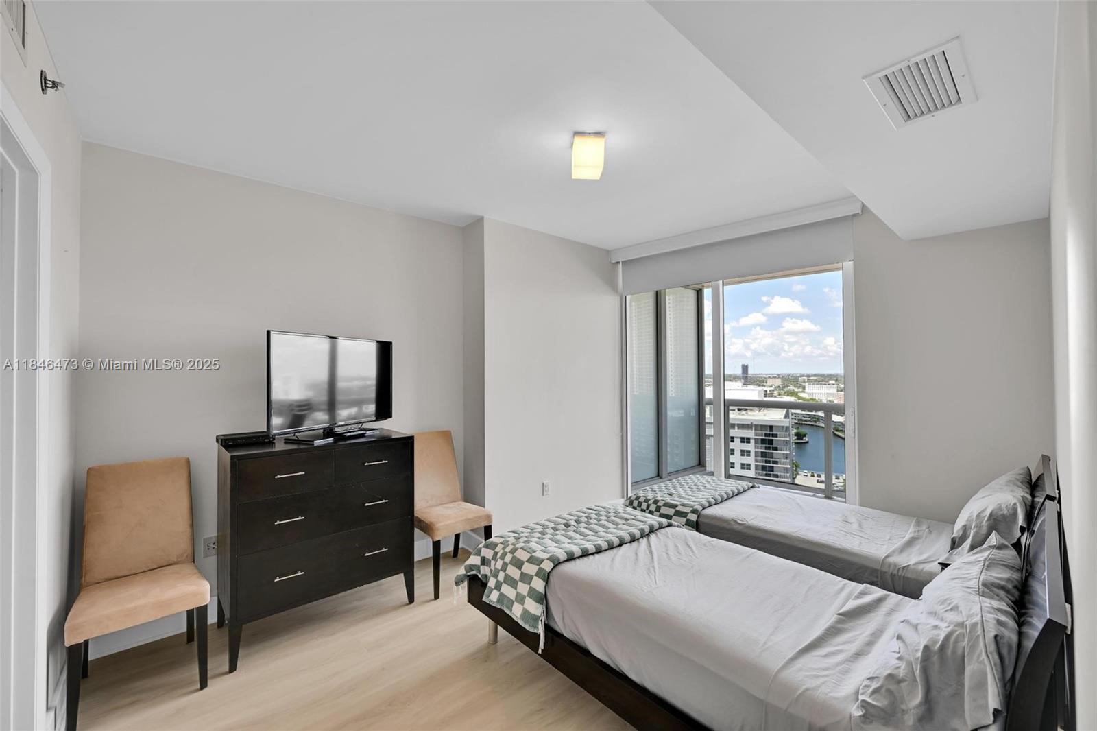 Ver detalles 1907 3 / 3 1571 sq. ft. $ 2025-07-24 0 foto