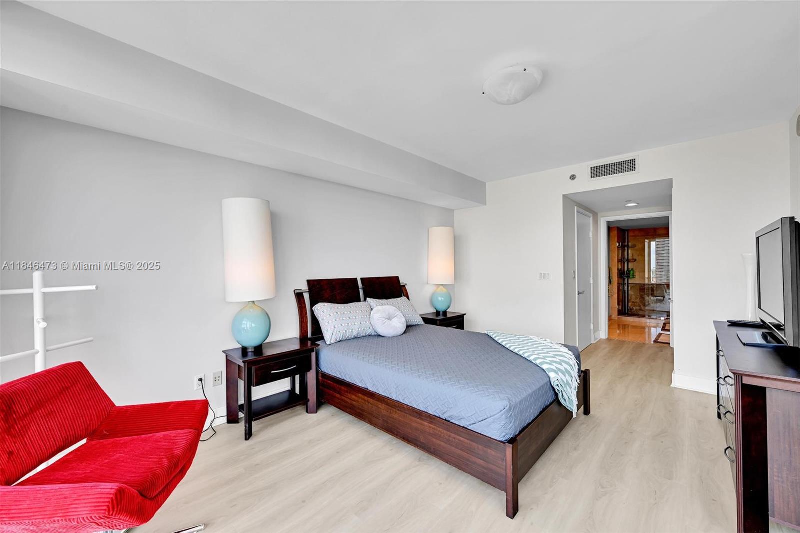 Ver detalles 1907 3 / 3 1571 sq. ft. $ 2025-07-24 0 foto