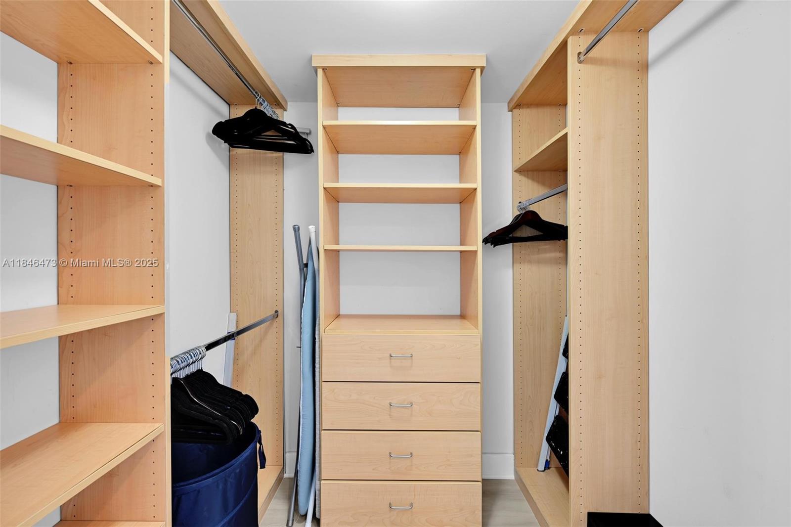Ver detalles 1907 3 / 3 1571 sq. ft. $ 2025-07-24 0 foto