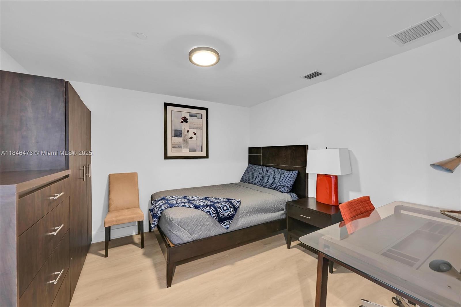 Ver detalles 1907 3 / 3 1571 sq. ft. $ 2025-07-24 0 foto