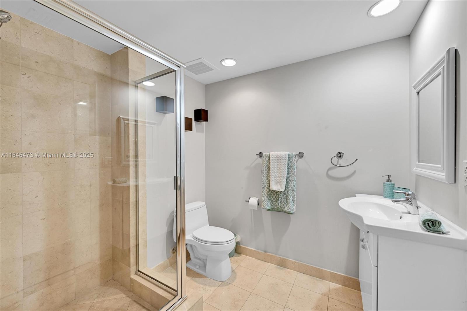Ver detalles 1907 3 / 3 1571 sq. ft. $ 2025-07-24 0 foto