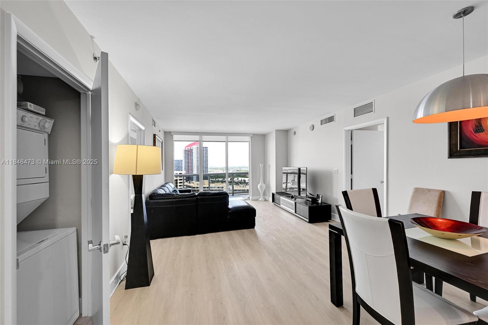 Ver detalles 1907 3 / 3 1571 sq. ft. $ 2025-07-24 0 foto