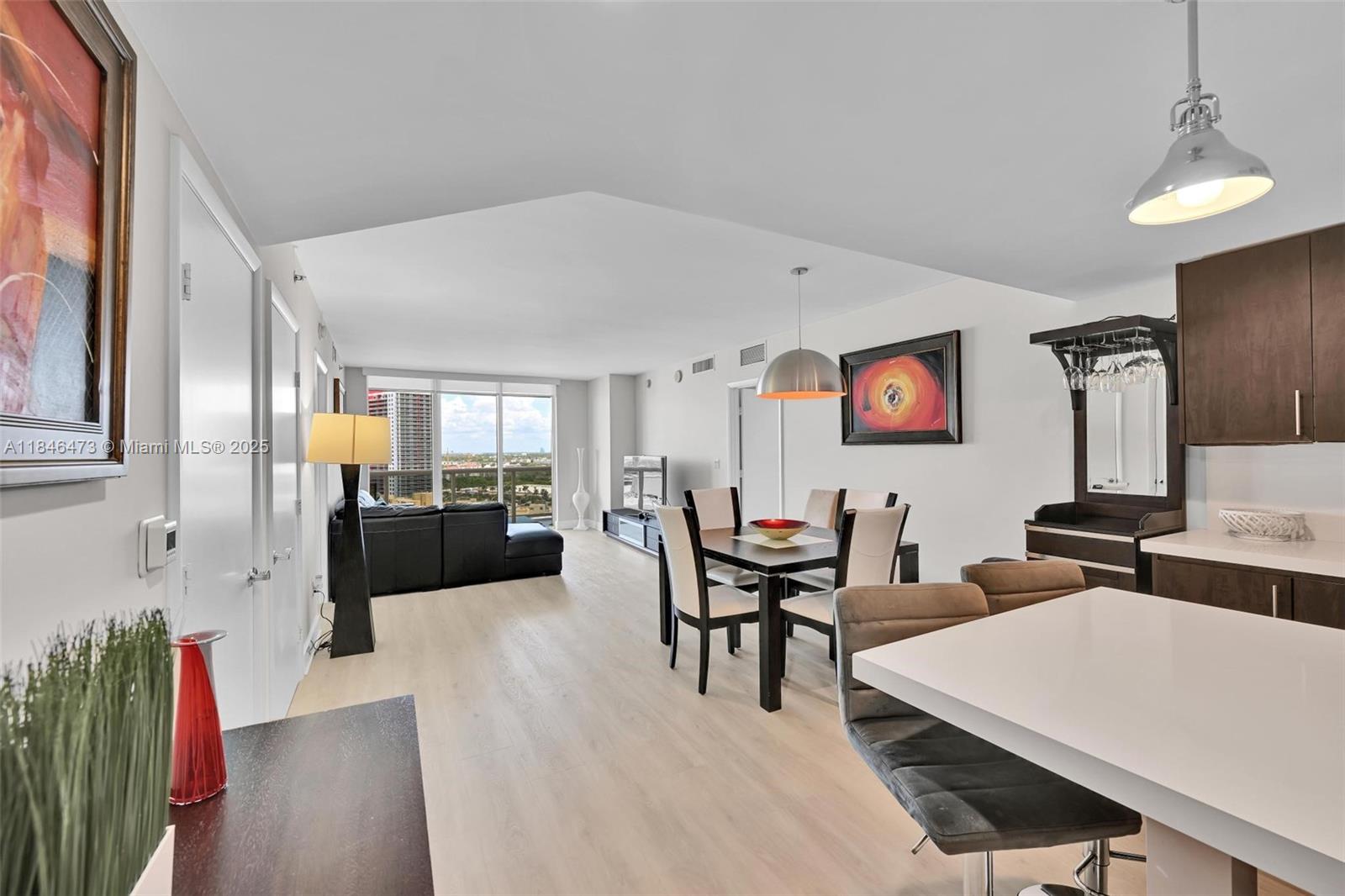 Ver detalles 1907 3 / 3 1571 sq. ft. $ 2025-07-24 0 foto