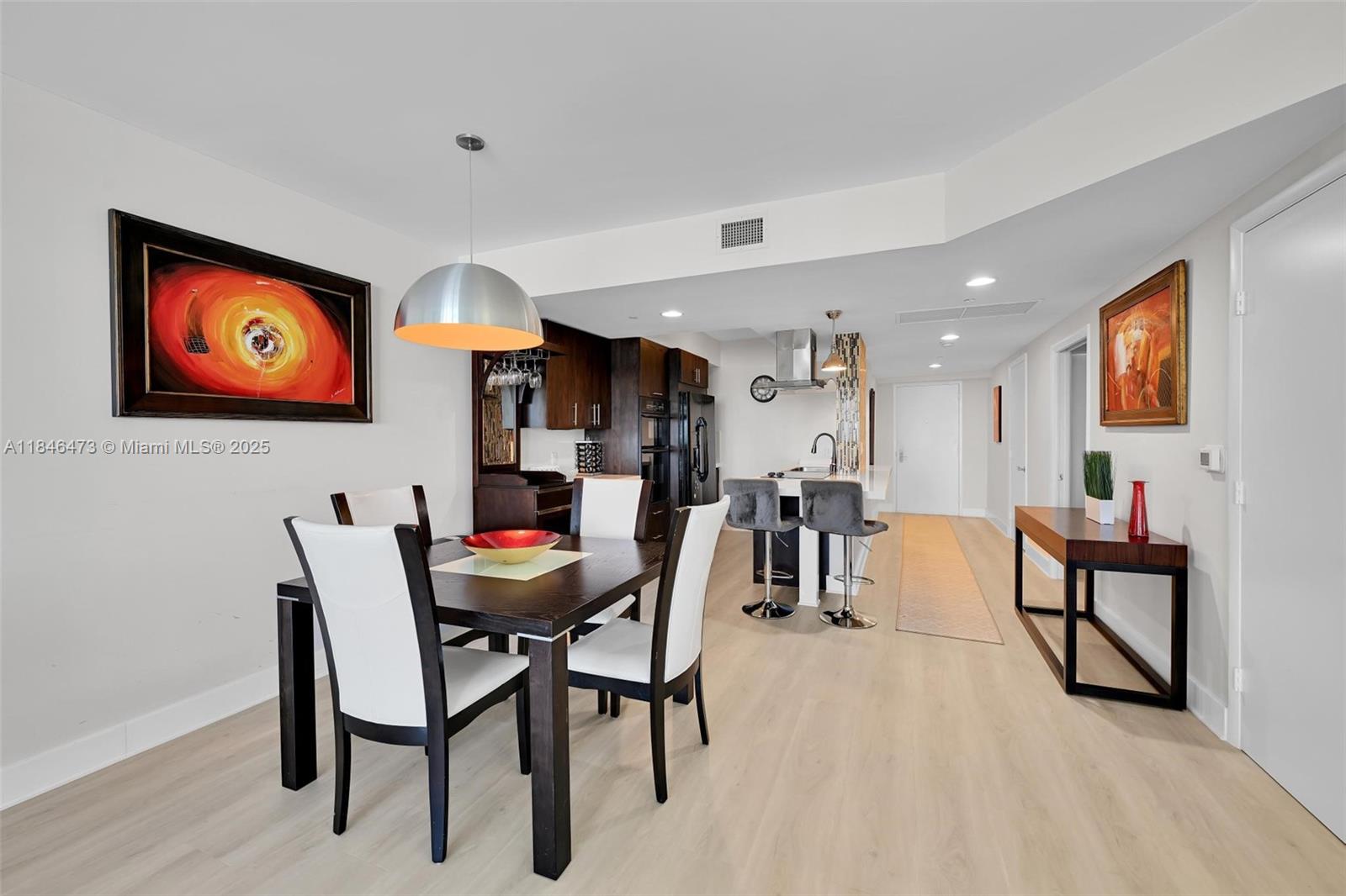 Ver detalles 1907 3 / 3 1571 sq. ft. $ 2025-07-24 0 foto