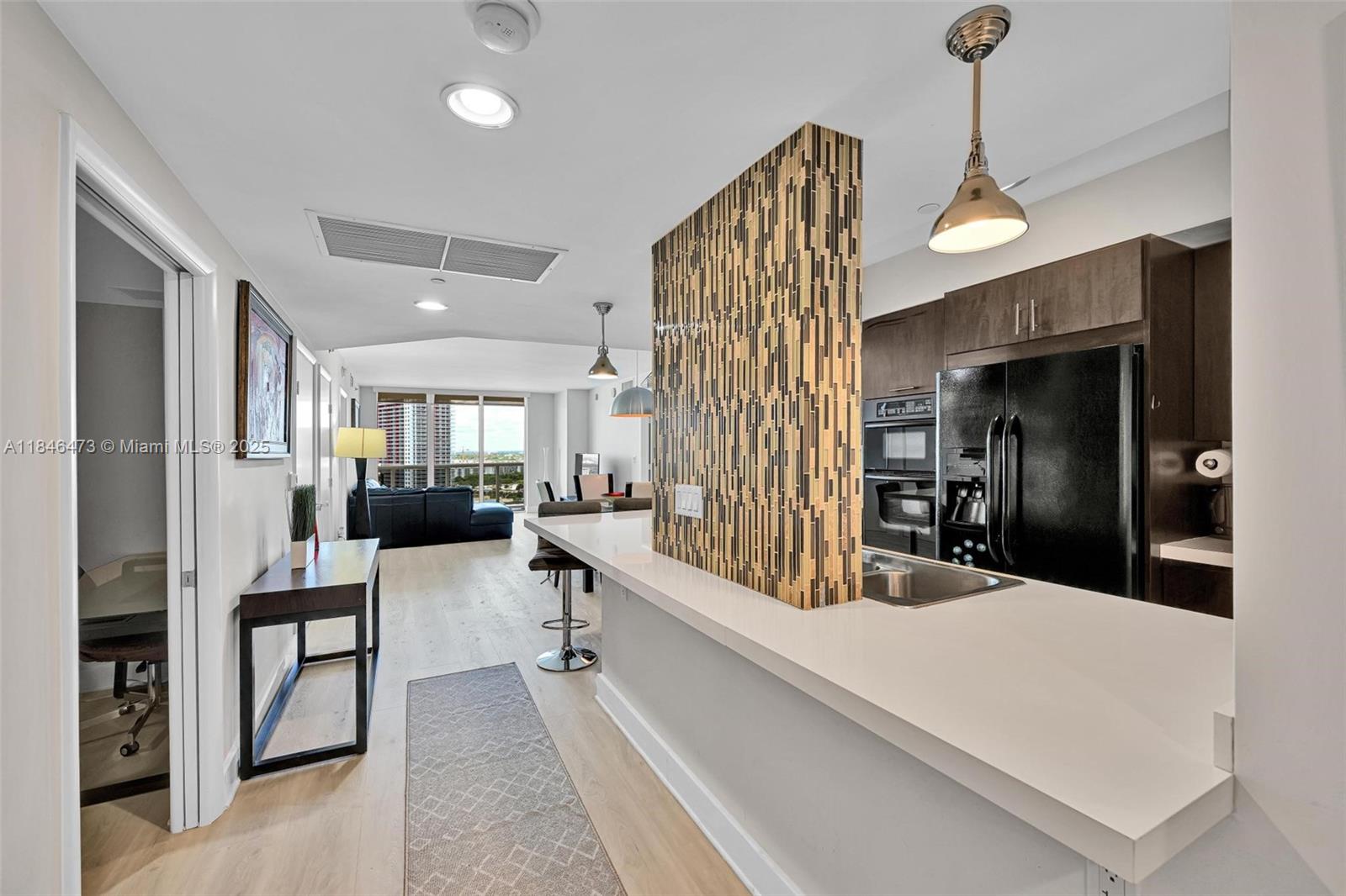 Ver detalles 1907 3 / 3 1571 sq. ft. $ 2025-07-24 0 foto