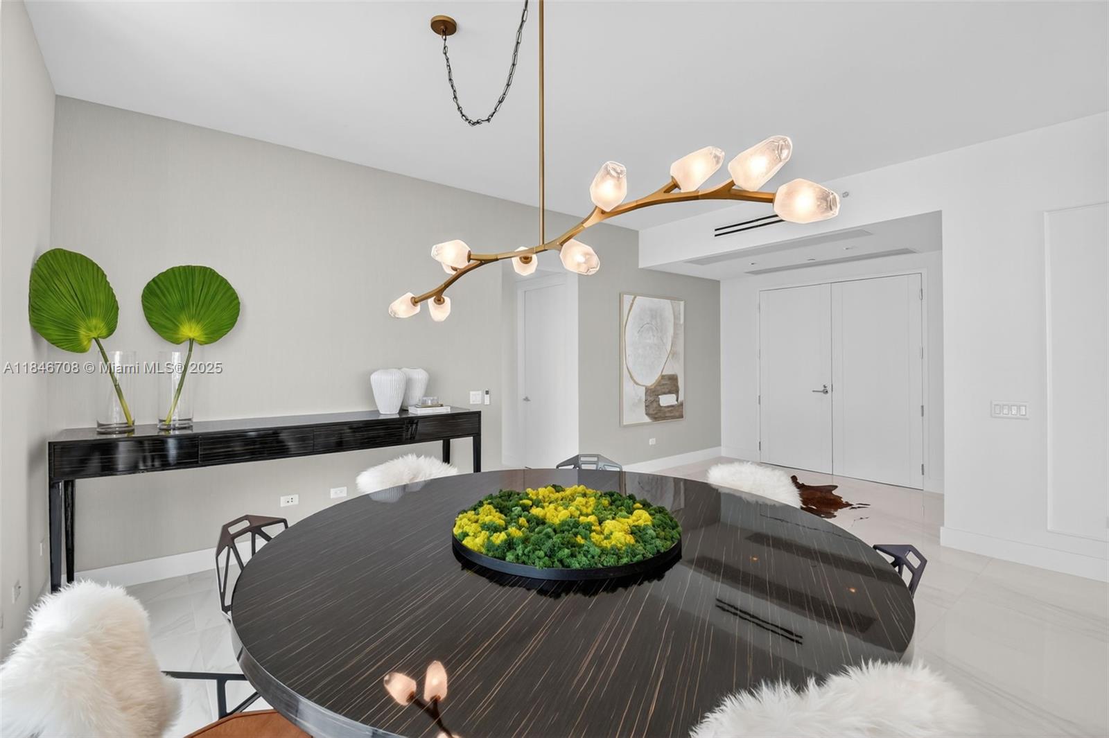 See details 2504 4 / 6 3252 sq. ft. $ 2025-07-24 0 Photo