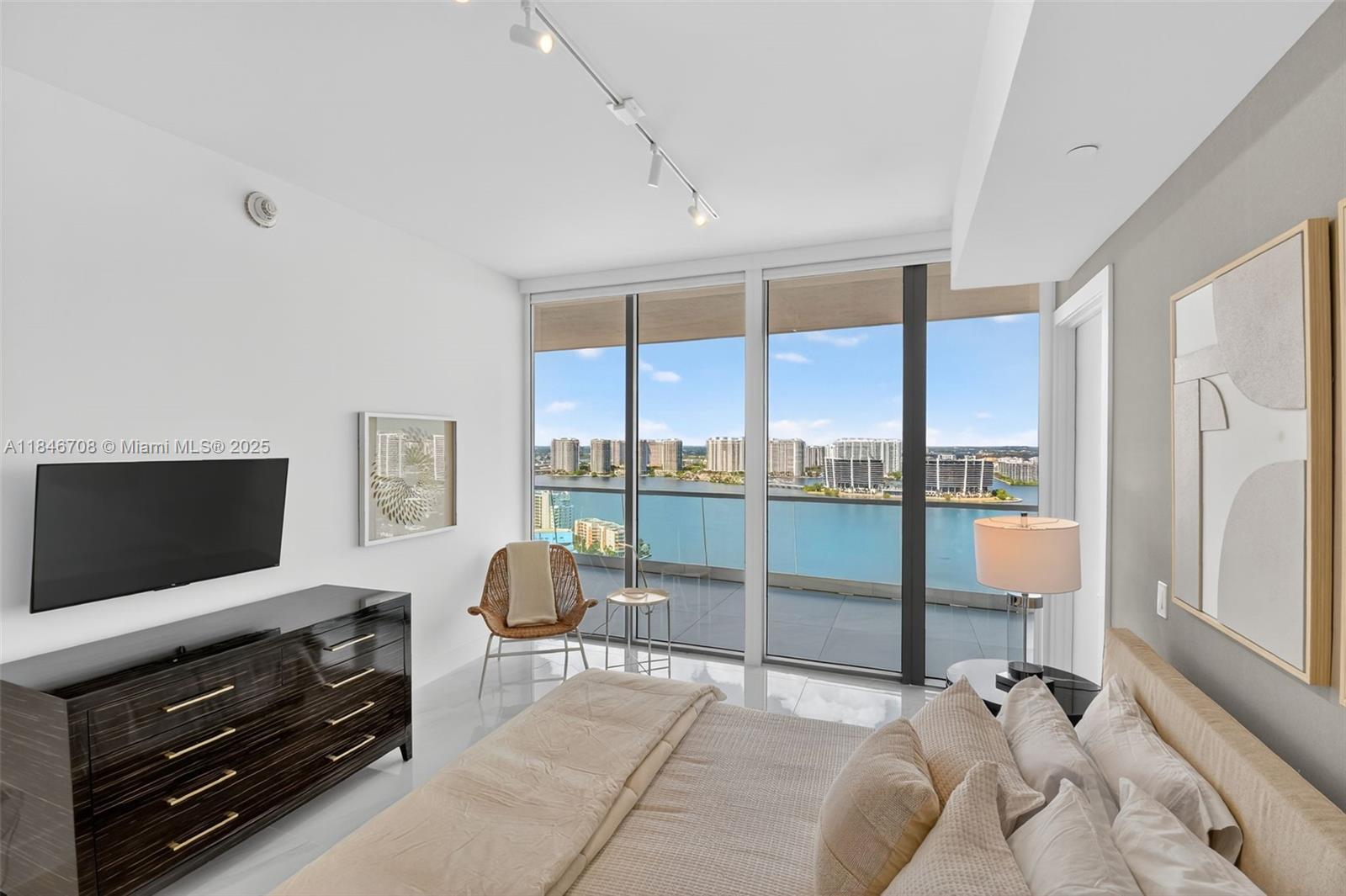 See details 2504 4 / 6 3252 sq. ft. $ 2025-07-24 0 Photo
