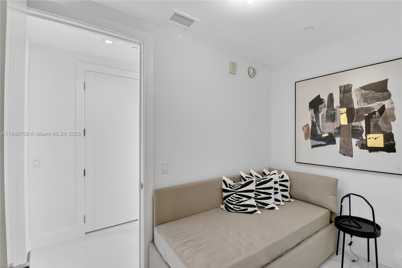See details 2504 4 / 6 3252 sq. ft. $ 2025-07-24 0 Photo