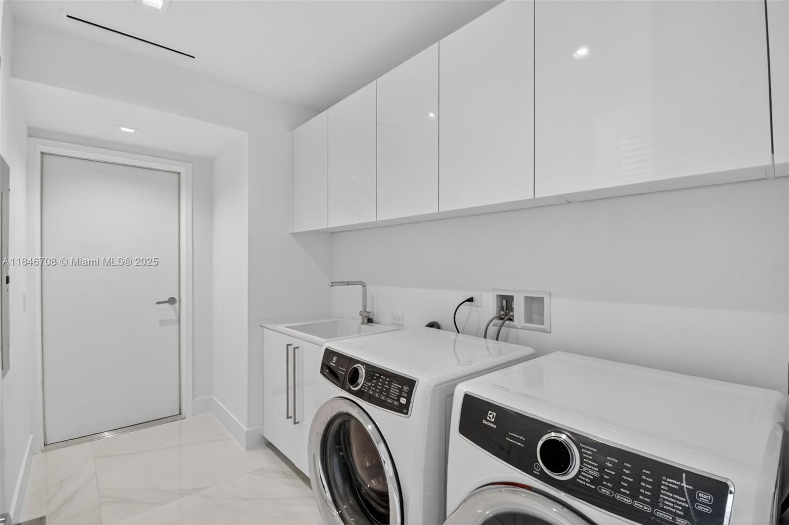 See details 2504 4 / 6 3252 sq. ft. $ 2025-07-24 0 Photo