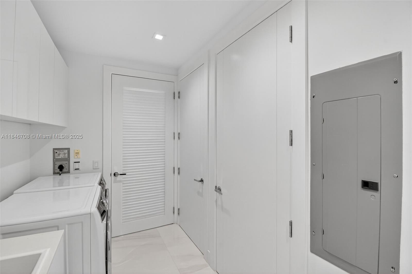 See details 2504 4 / 6 3252 sq. ft. $ 2025-07-24 0 Photo
