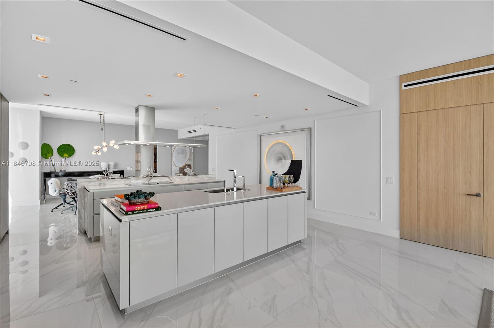 See details 2504 4 / 6 3252 sq. ft. $ 2025-07-24 0 Photo
