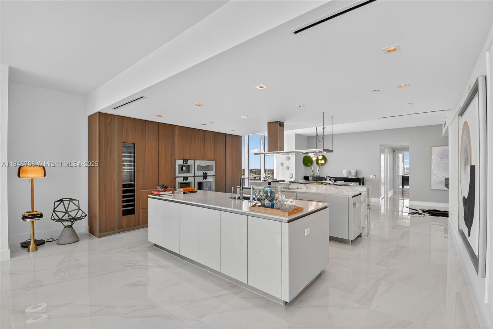 See details 2504 4 / 6 3252 sq. ft. $ 2025-07-24 0 Photo