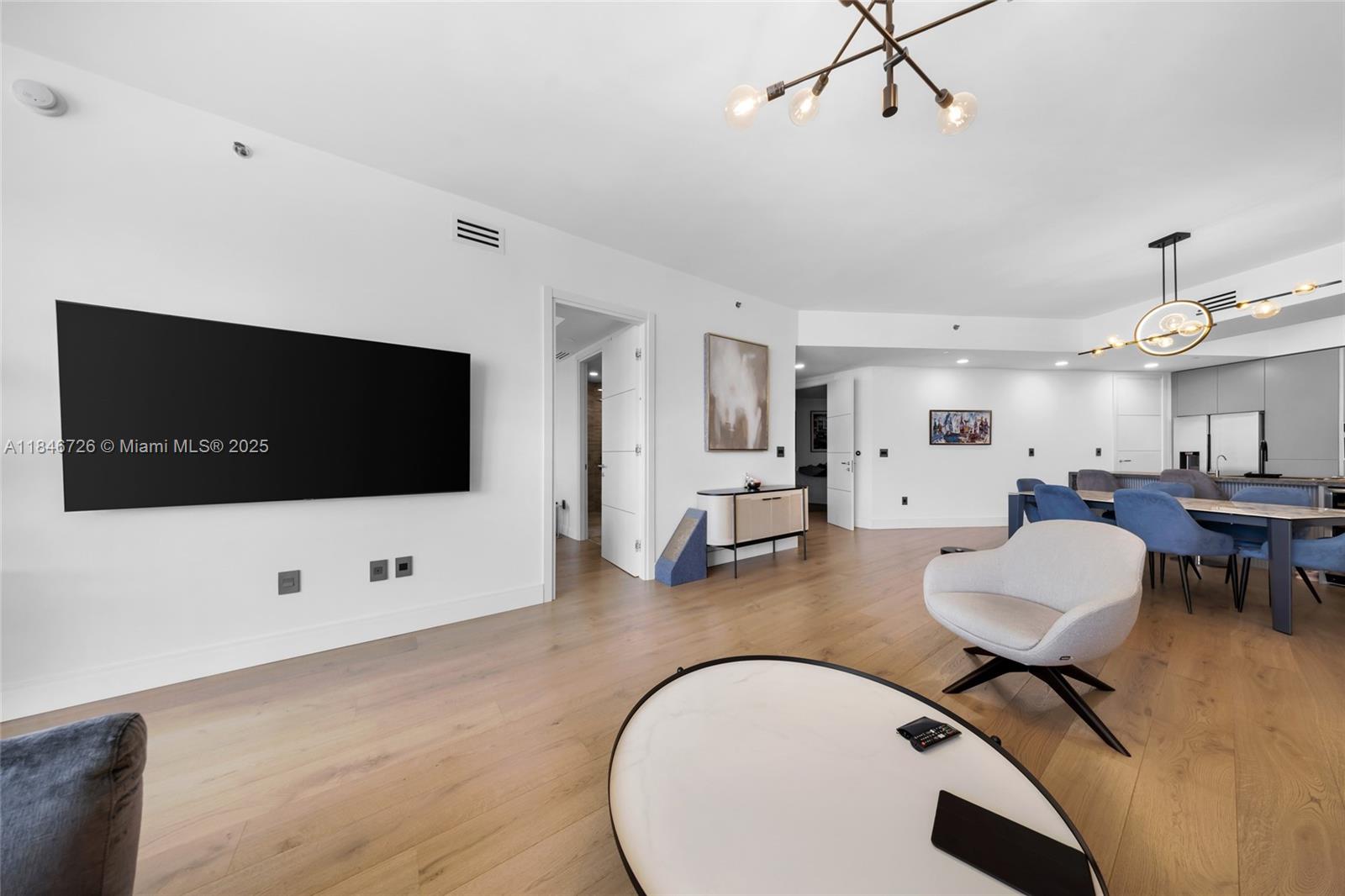 See details 707 2 / 3 2106 sq. ft. $ 2025-07-29 0 Photo