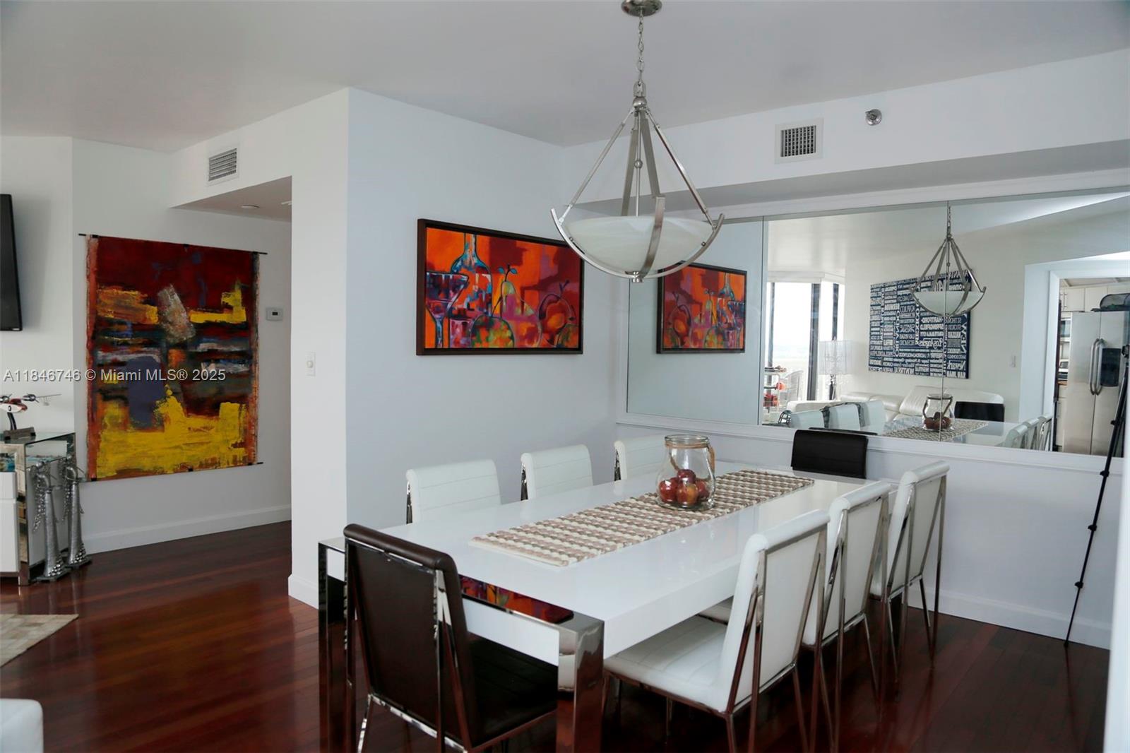 See details 1000 2 / 2 1300 sq. ft. $ 2025-07-24 0 Photo