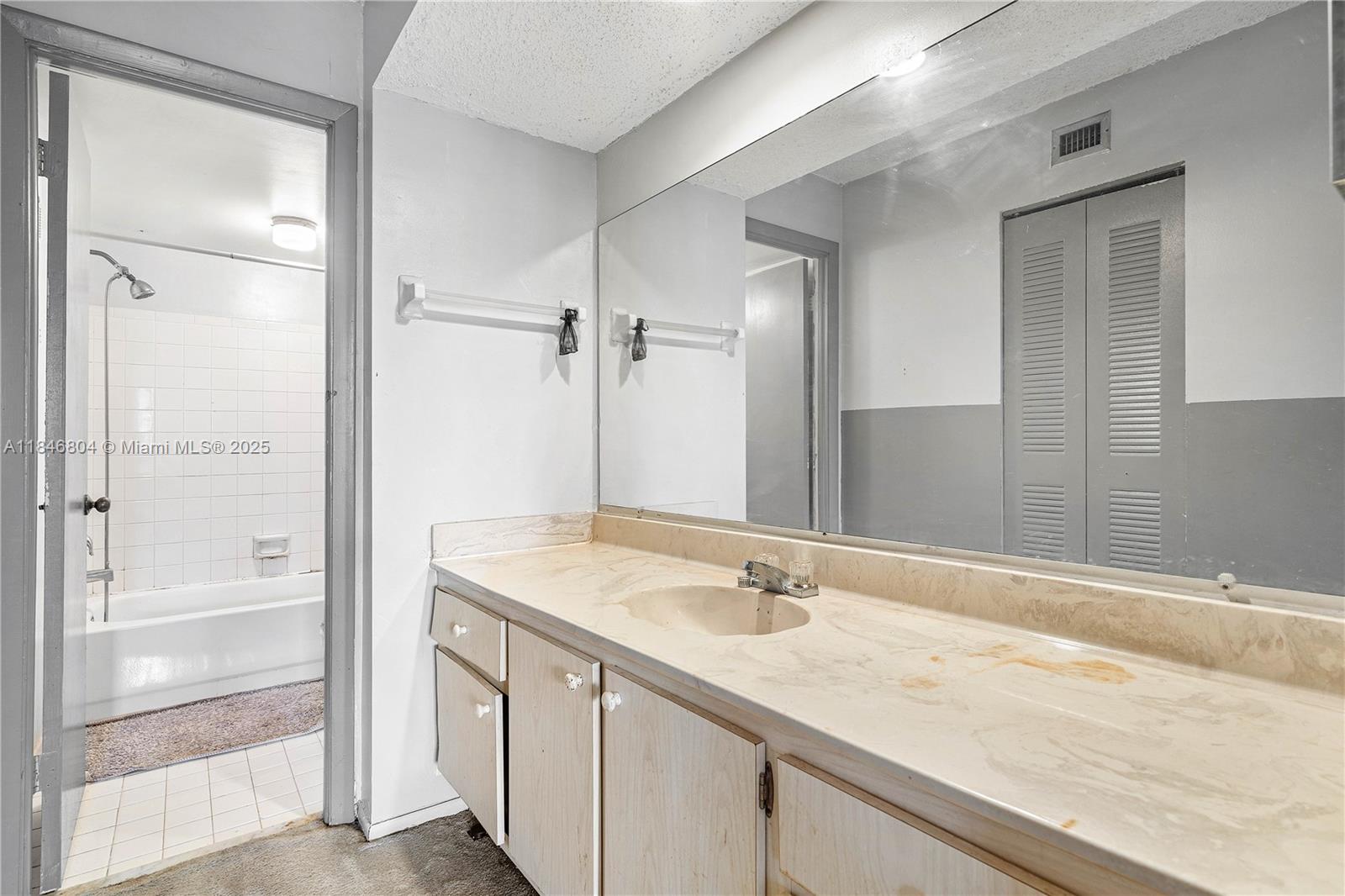 See details 413 1 / 2 808 sq. ft. $ 2025-07-25 0 Photo