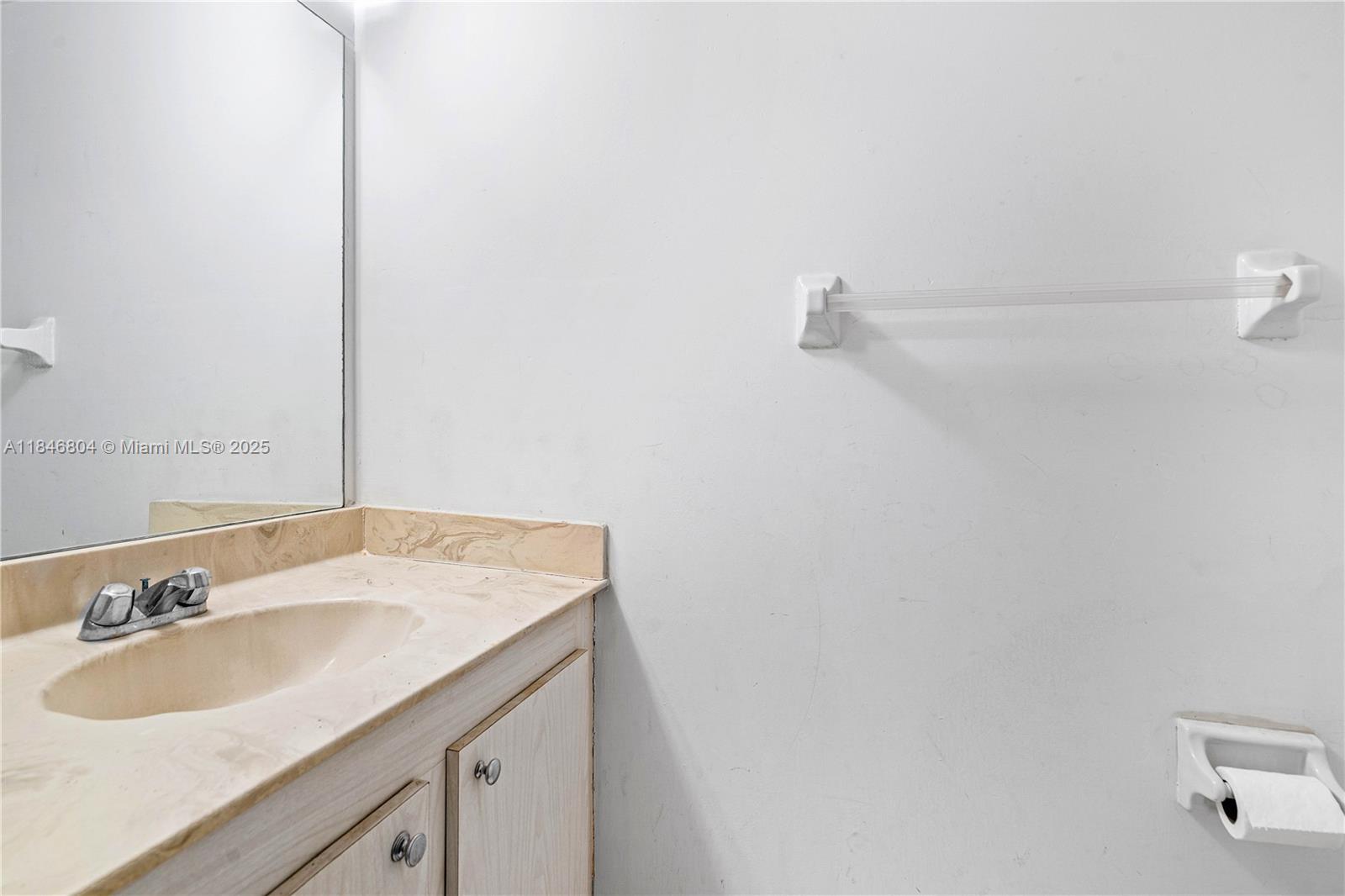 See details 413 1 / 2 808 sq. ft. $ 2025-07-25 0 Photo