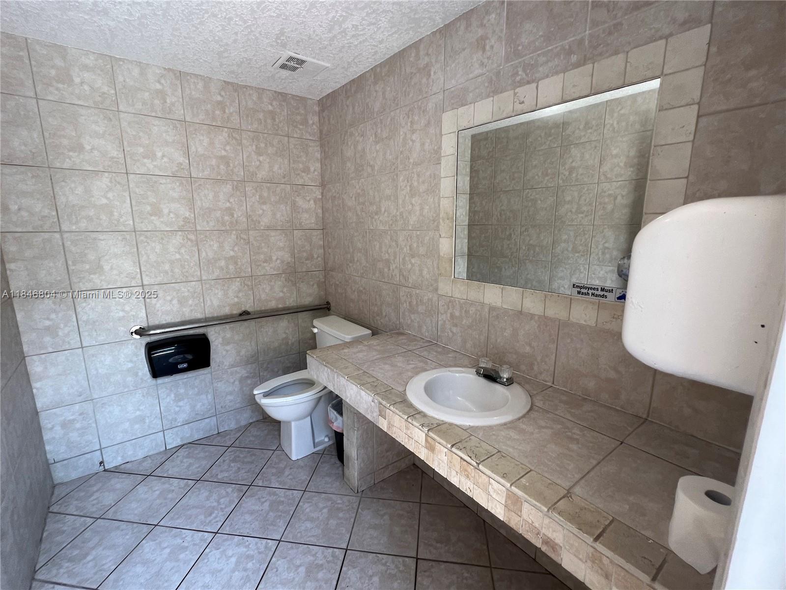 See details 413 1 / 2 808 sq. ft. $ 2025-07-25 0 Photo