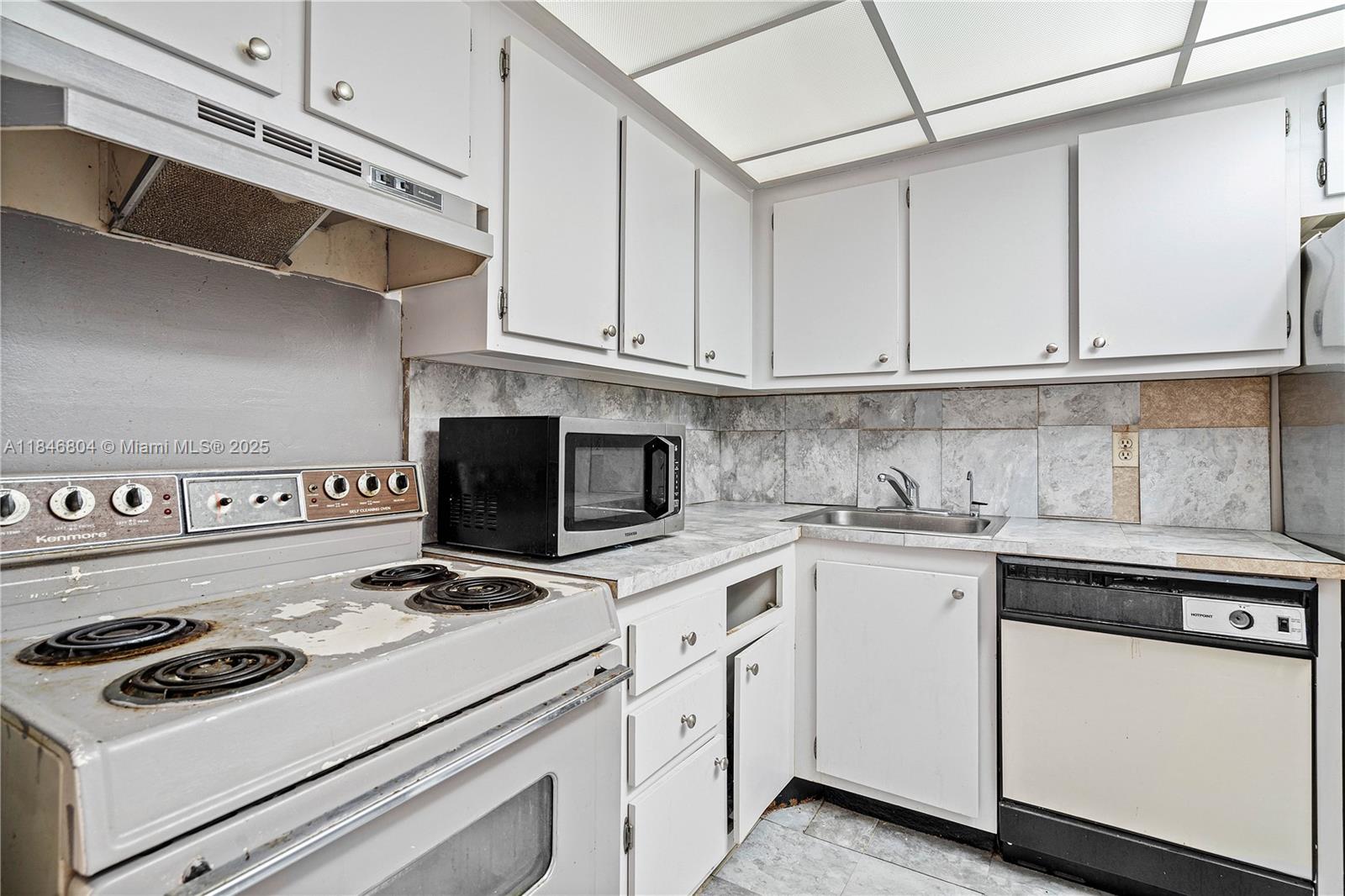 See details 413 1 / 2 808 sq. ft. $ 2025-07-25 0 Photo