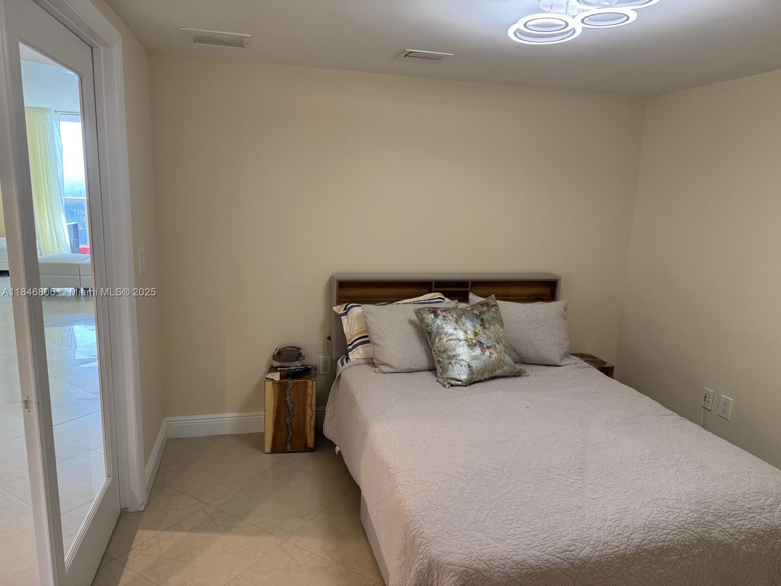 See details 3208 3 / 3 1571 sq. ft. $ 2025-07-25 0 Photo