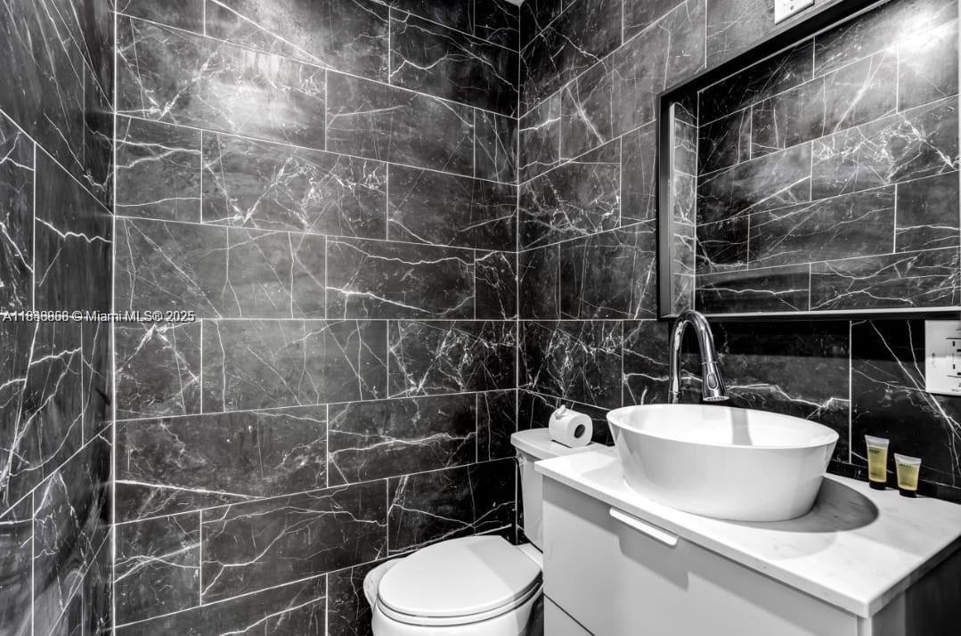 See details 420 5 / 4 2465 sq. ft. $ 2025-11-11 0 Photo