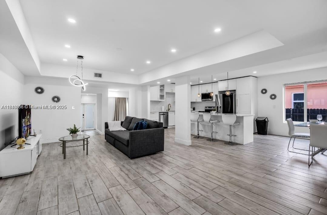 See details 420 5 / 4 2465 sq. ft. $ 2025-07-25 0 Photo