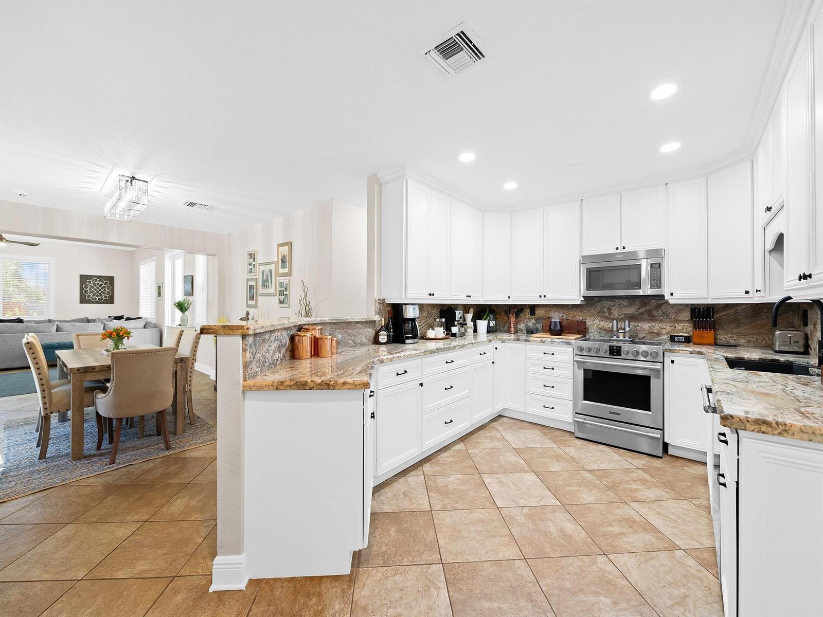 Ver detalles 812 2 / 2 1846 sq. ft. $ 2025-09-23 0 foto