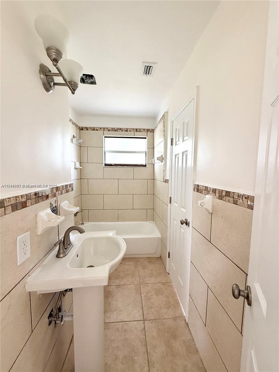 See details / 1325 sq. ft. $ 2025-07-25 0 Photo