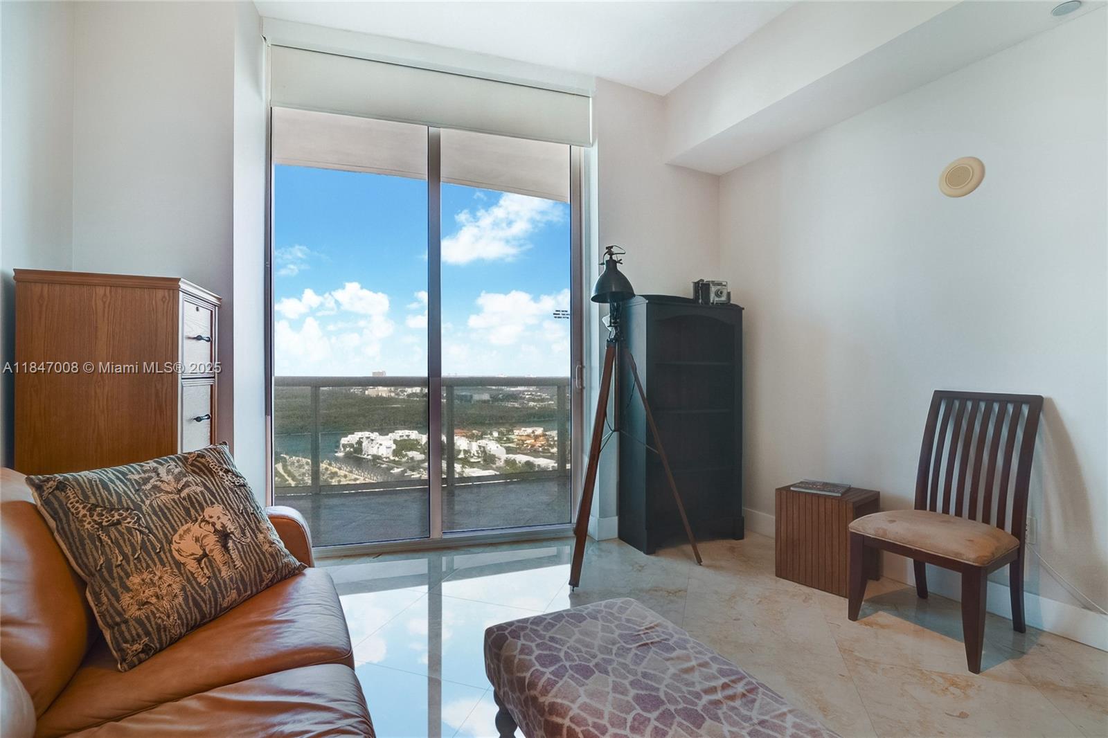 Ver detalles 2805 2 / 2 1435 sq. ft. $ 2025-07-25 0 foto