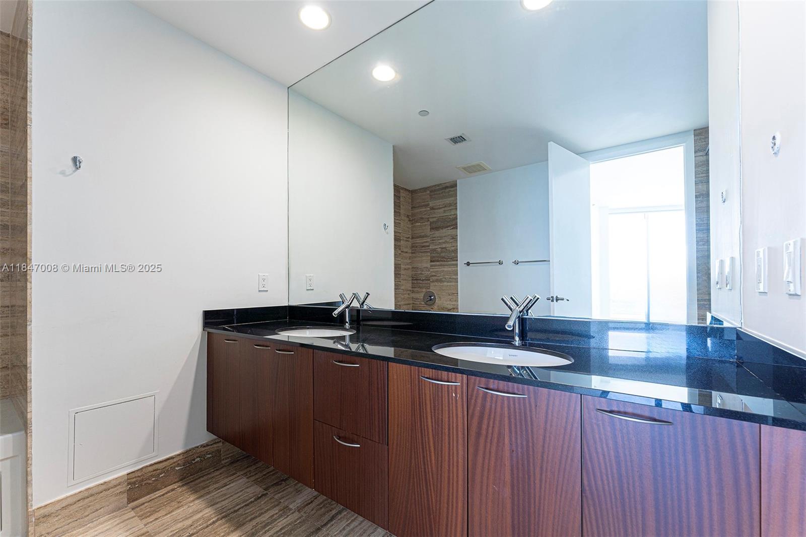 See details 2805 2 / 2 1435 sq. ft. $ 2025-07-25 0 Photo