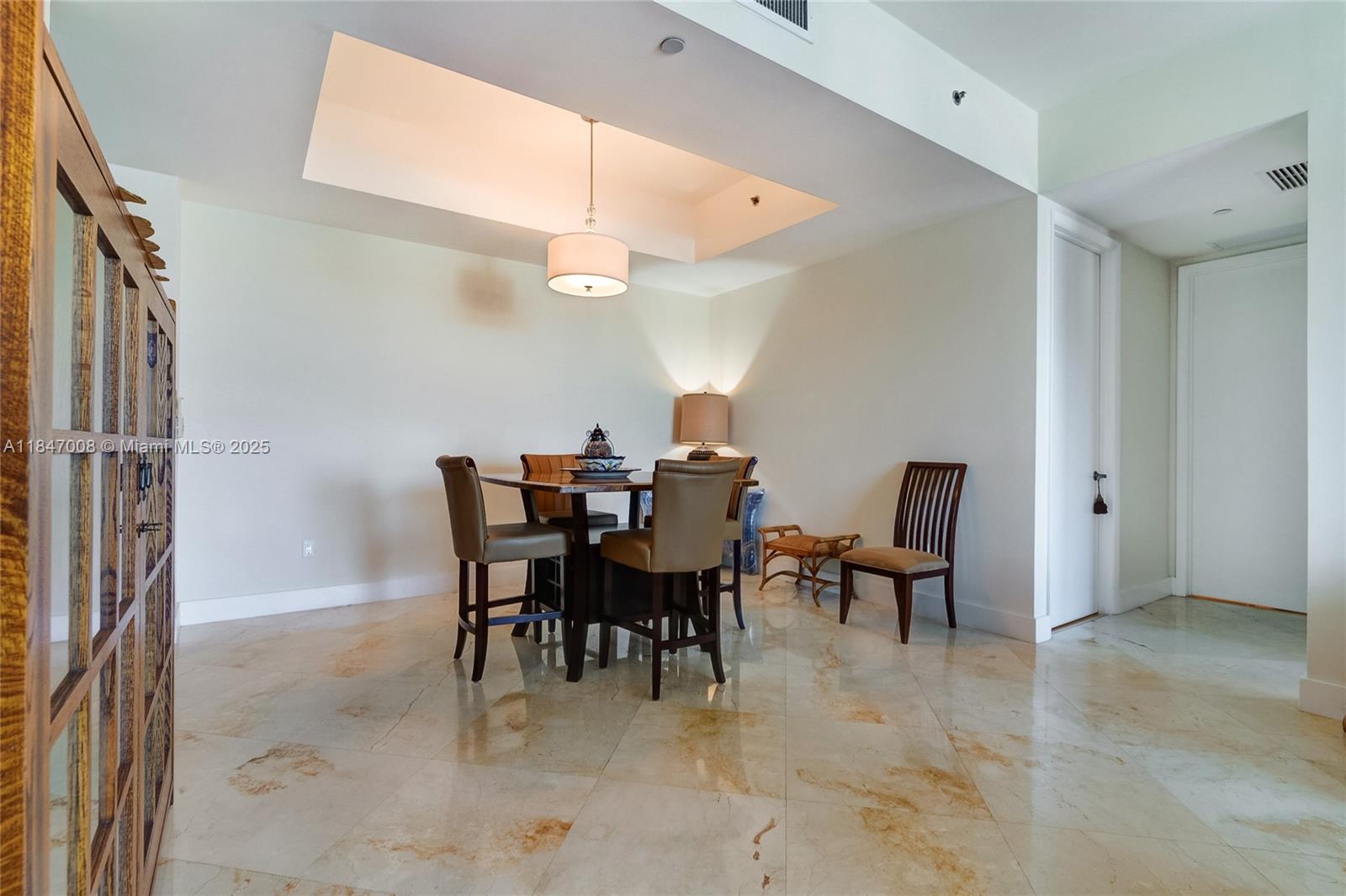 Ver detalles 2805 2 / 2 1435 sq. ft. $ 2025-07-25 0 foto