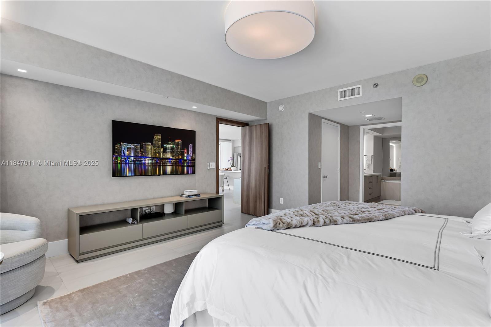 Ver detalles 1501 3 / 3 2065 sq. ft. $ 2025-07-25 0 foto