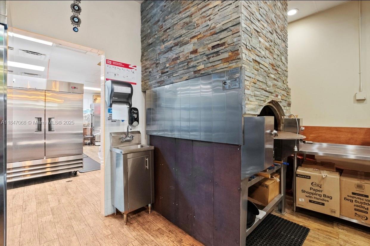 Подробнее / кв.футов $ 2025-10-23 0 Фото