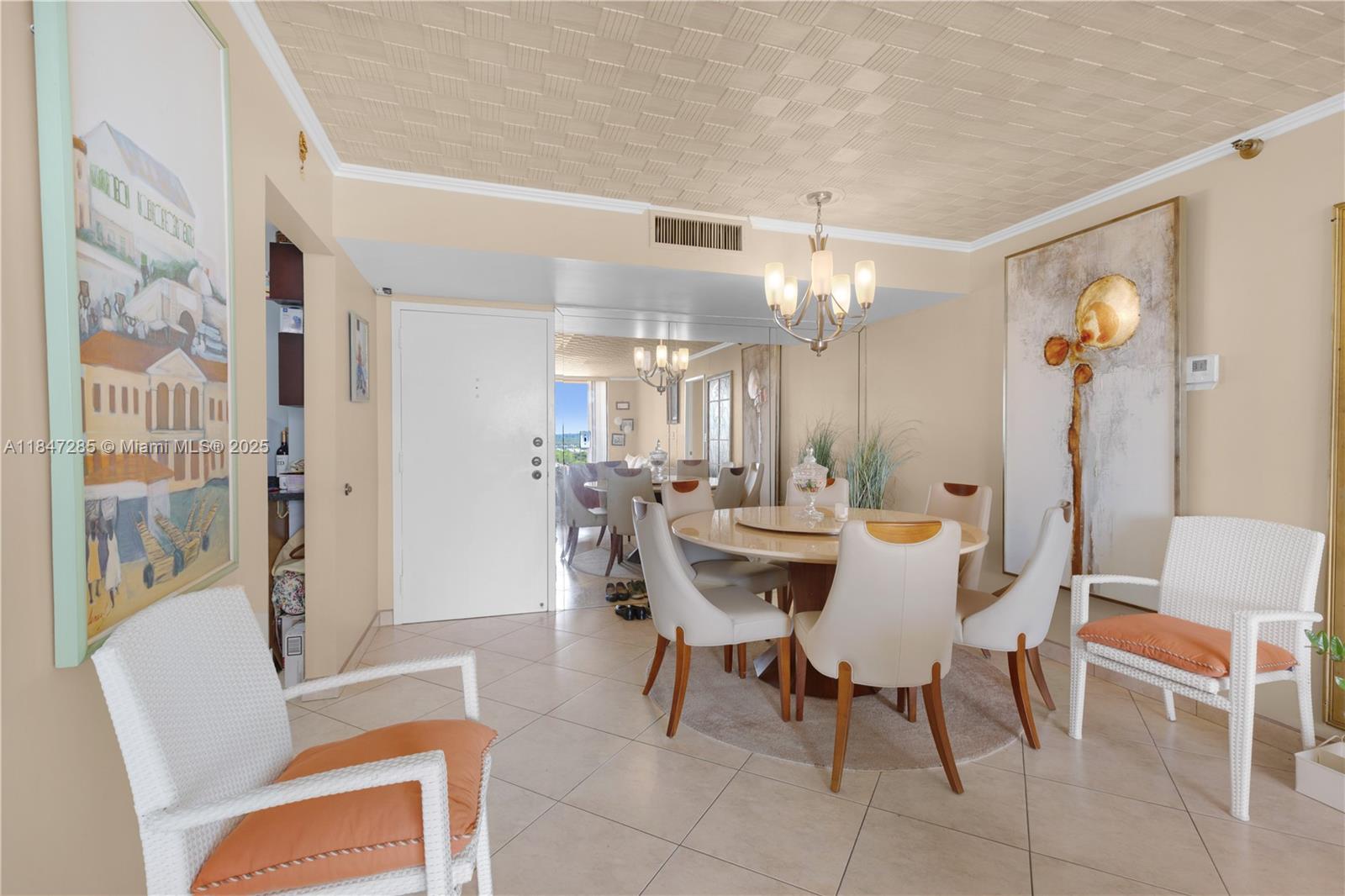 See details 1006 2 / 2 1008 sq. ft. $ 2025-07-25 0 Photo
