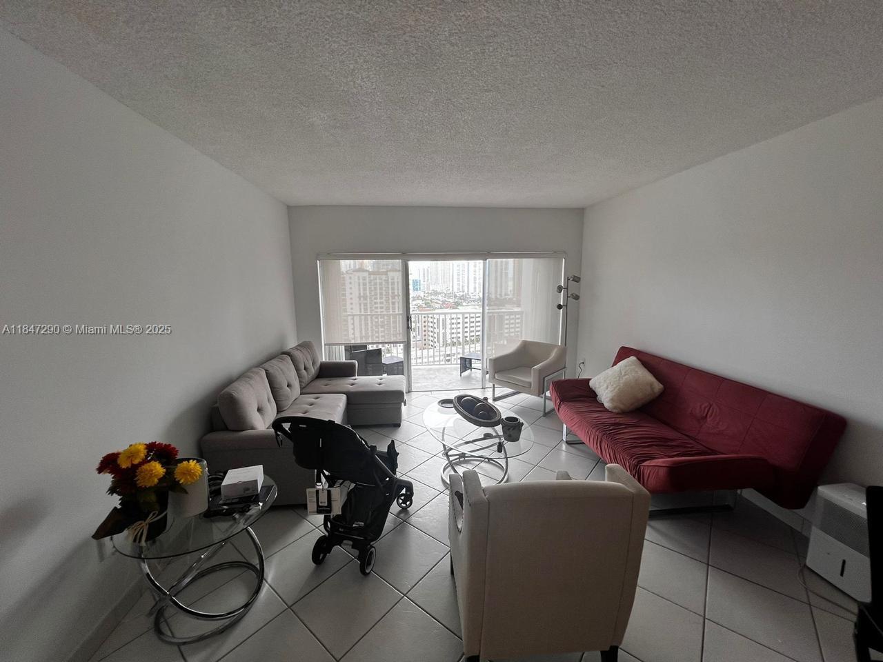 See details 1901 1 / 2 762 sq. ft. $ 2025-07-25 0 Photo