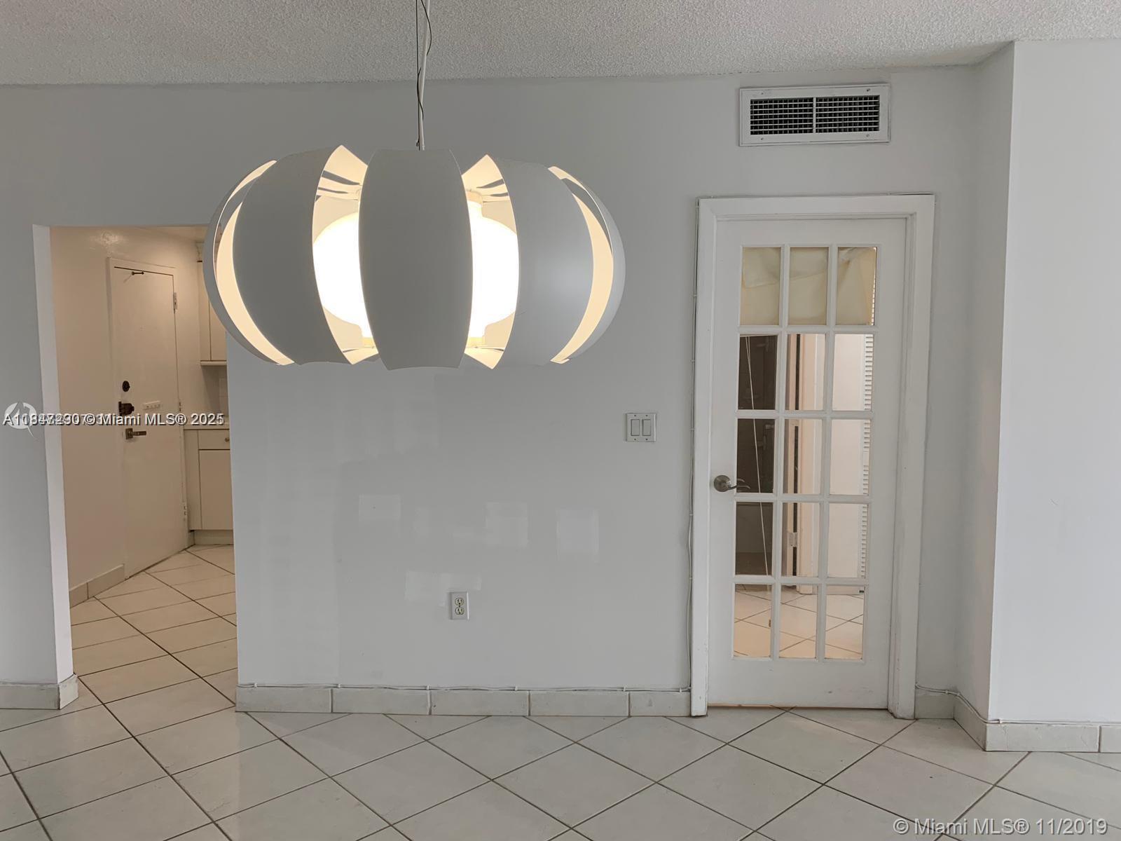 See details 1901 1 / 2 762 sq. ft. $ 2025-07-25 0 Photo