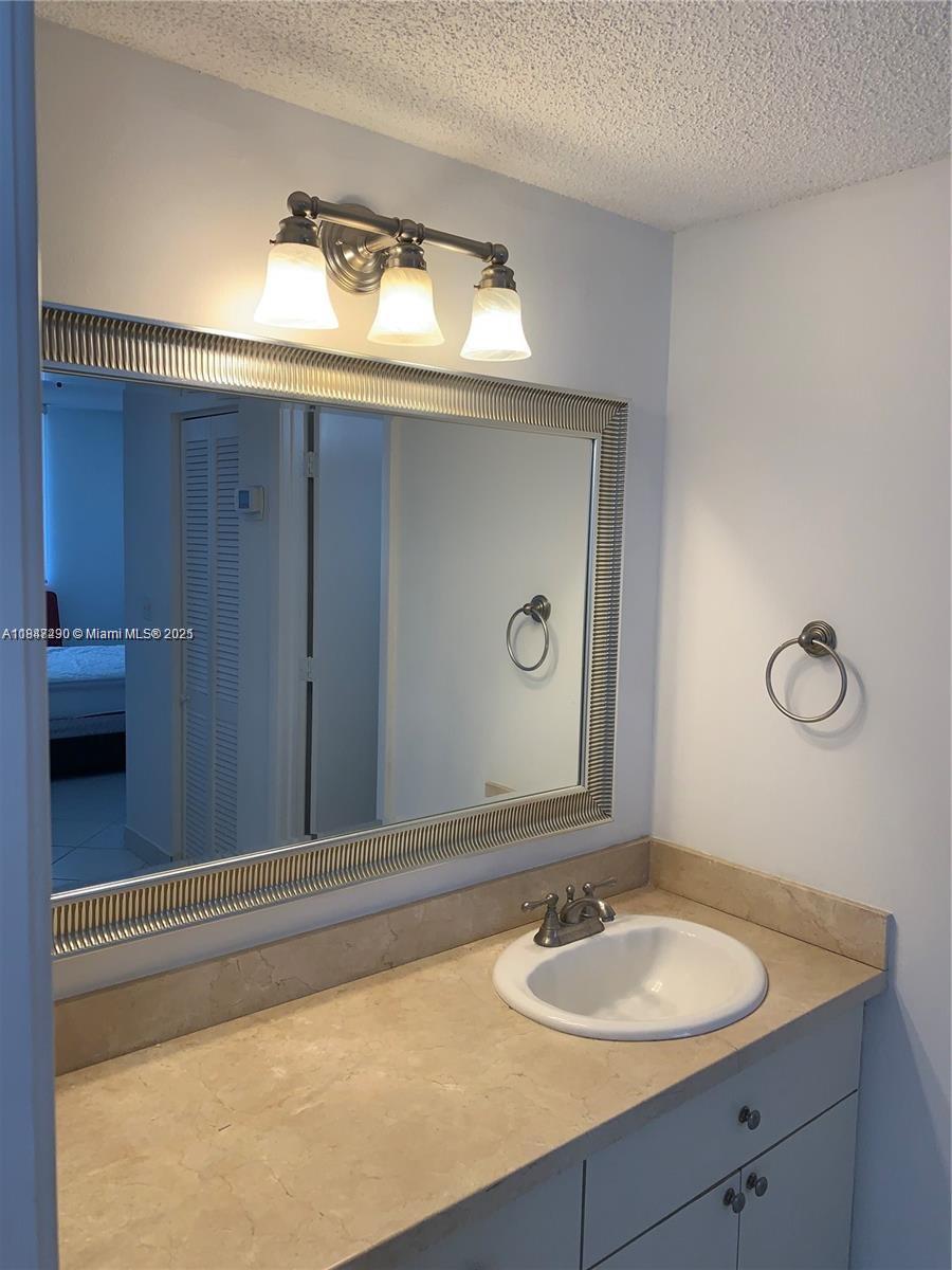 See details 1901 1 / 2 762 sq. ft. $ 2025-07-25 0 Photo