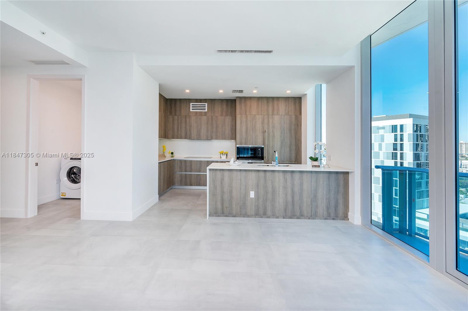 See details 1605 2 / 3 1685 sq. ft. $ 2025-07-25 0 Photo