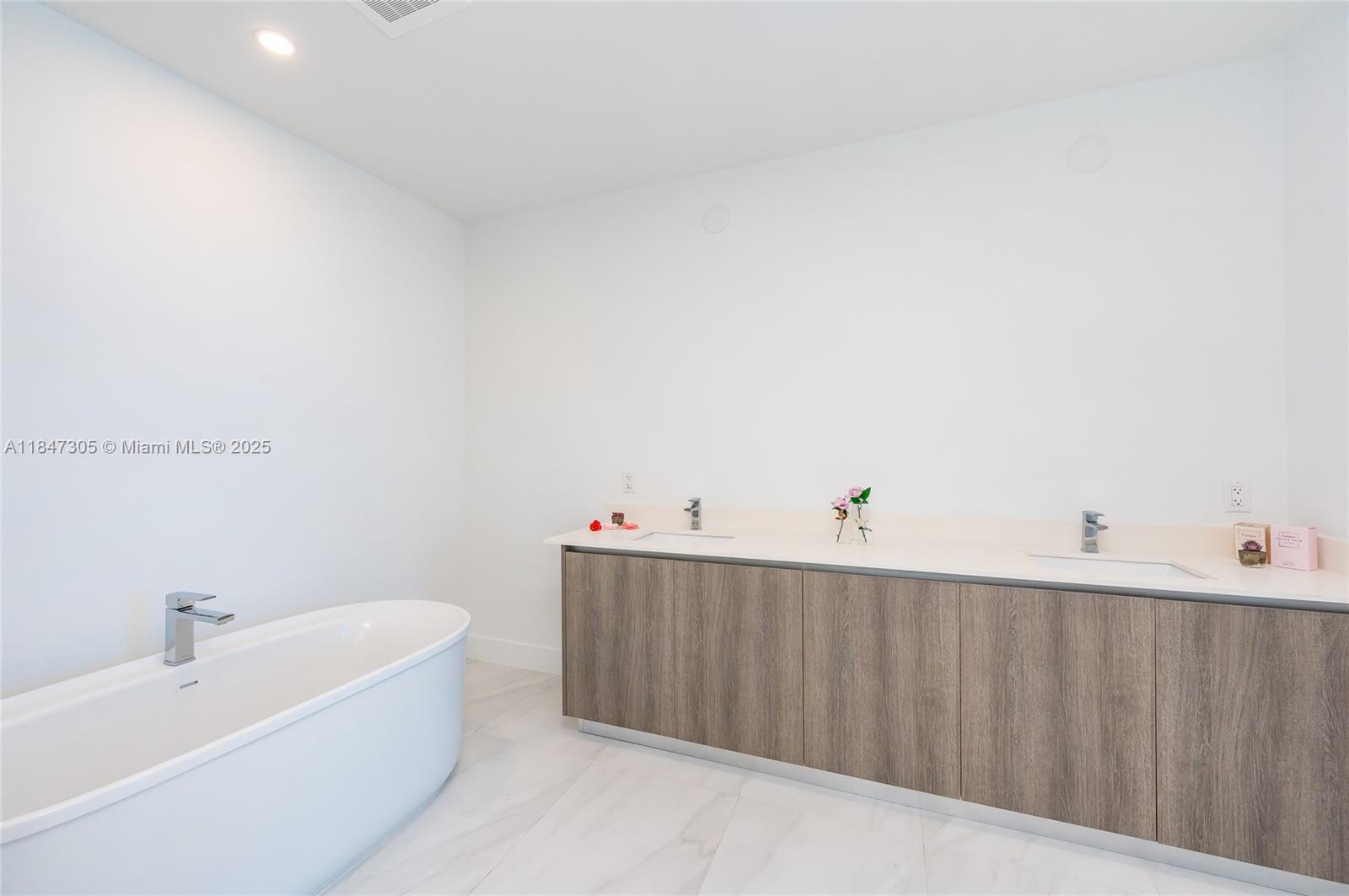 See details 1605 2 / 3 1685 sq. ft. $ 2025-07-25 0 Photo