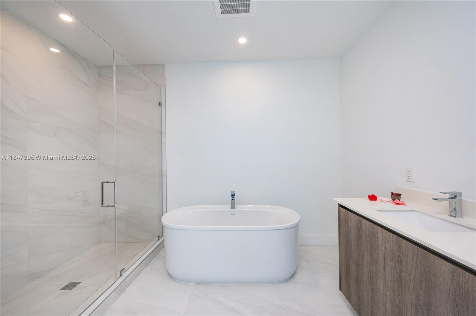 See details 1605 2 / 3 1685 sq. ft. $ 2025-07-25 0 Photo