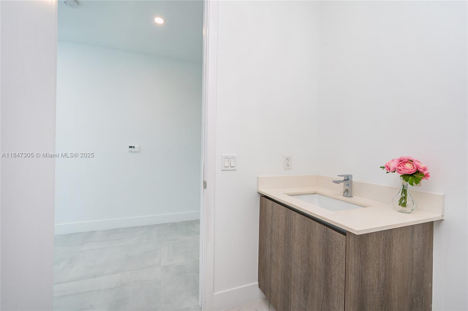See details 1605 2 / 3 1685 sq. ft. $ 2025-07-25 0 Photo