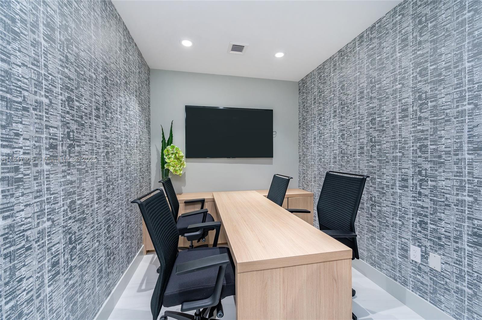 See details 1605 2 / 3 1685 sq. ft. $ 2025-07-25 0 Photo